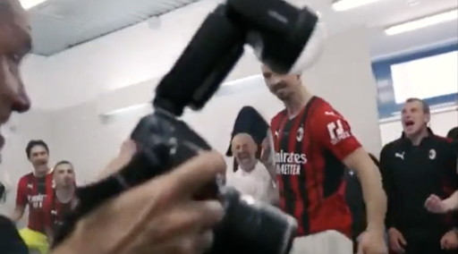 "Milano non è Milan...". Raptus di Zlatan in spogliatoio, tavolo ribaltato: il terrore del fotografo