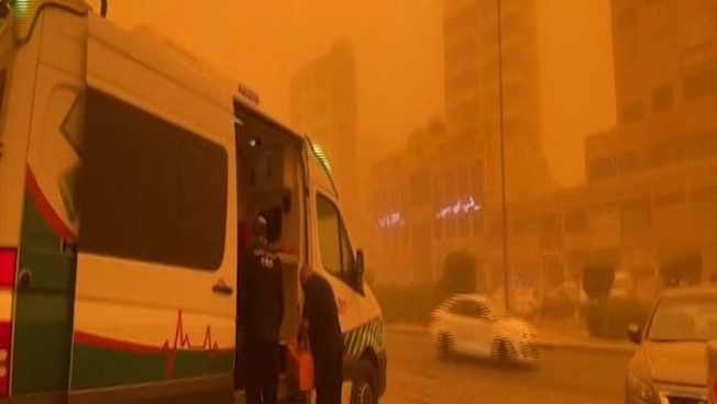 Kuwait, la tempesta di sabbia e il cielo arancione: immagini ipnotiche