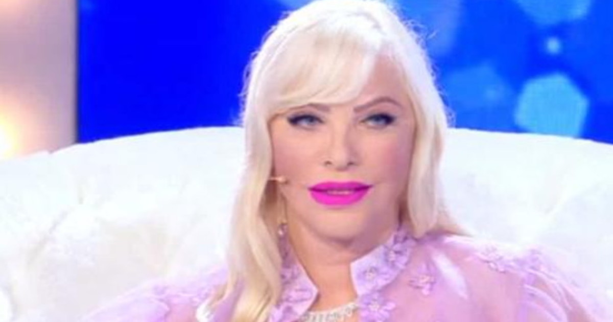 "Cosa sono disposta a fargli per una notte intera": Ilona Staller, la proposta indecente a Putin "Cosa sono disposta a fargli per una notte intera": Ilona Staller, la proposta indecente a Putin