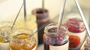 Gefährliche Teile. Essen Sie diese Erdbeermarmelade nicht, das bekannte Glas aus den Regalen | Aussehen