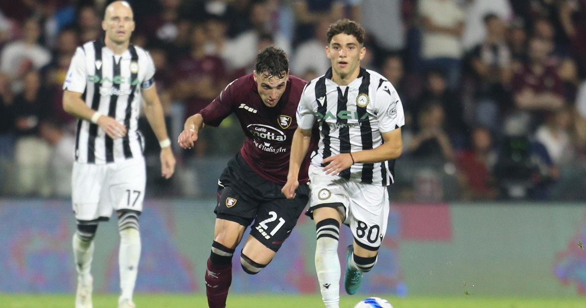 Ha il sinistro di Maradona ed è già in Nazionale: tutti pazzi per Simone Pafundi, chi è Ha il sinistro di Maradona ed è già in Nazionale: tutti pazzi per Simone Pafundi, chi è