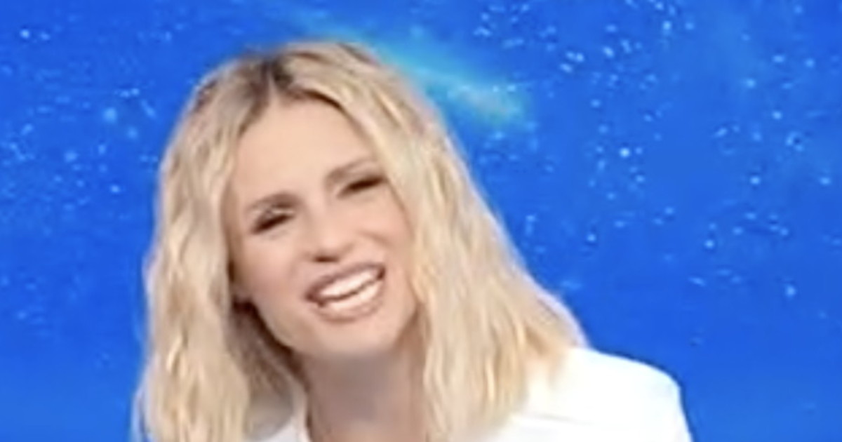 Michelle Hunziker ressemble à ça en studio : fente vertigineuse, la jupe s'ouvre | Voir
