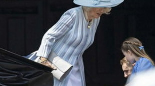 Kate Middleton, sa fille Charlotte fouille dans le sac de Camilla et... du Jubilé, la photo définitive | Voir