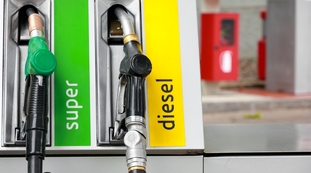 Benzina, tra poche ore scatta la trappola-Ue: ecco quali auto non possono più circolare