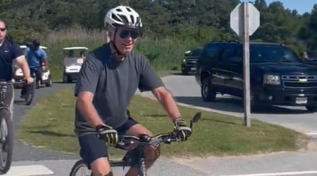 Joe Biden, rovinosa caduta (da fermo) in bicicletta: un video sconcertante | Guarda