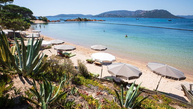 In Corsica, perduti nell'azzurro mare di giugno