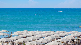 Emilia Romagna, chiuse 28 spiagge: virus e valori anomali, choc in Riviera