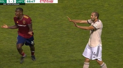 Giorgio Chiellini è impazzito: calcio? No, negli Usa gioca a... pallavolo | Video