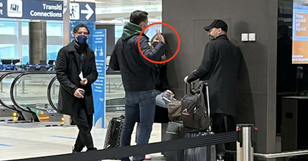 Francesco Totti inchiodato dalla foto in aeroporto: lo sfregio a Ilary Blasi | Guarda Francesco Totti inchiodato dalla foto in aeroporto: lo sfregio a Ilary Blasi | Guarda