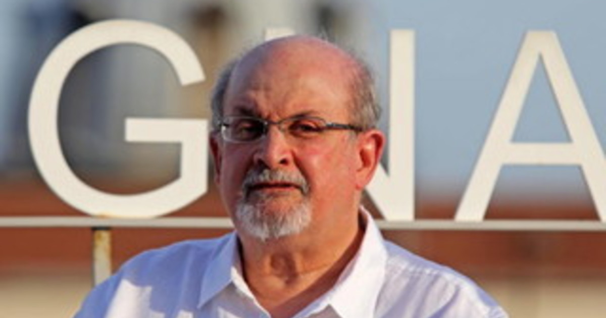 Salman Rushdie operato è attaccato a un respiratore Salman Rushdie operato è attaccato a un respiratore