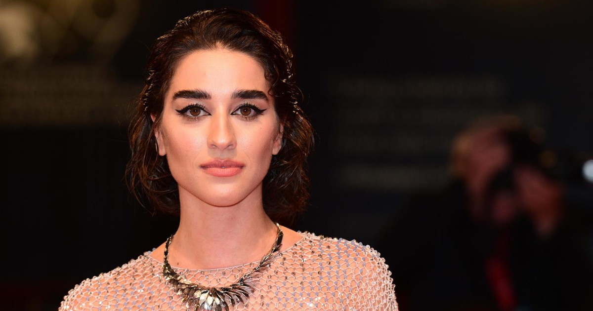 Simona Tabasco nuda sul red carpet: vestito estremo, senza censura