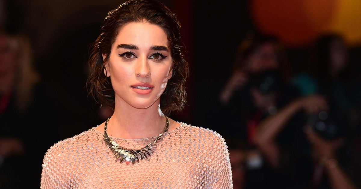 Simona Tabasco nuda sul red carpet: vestito estremo, senza censura