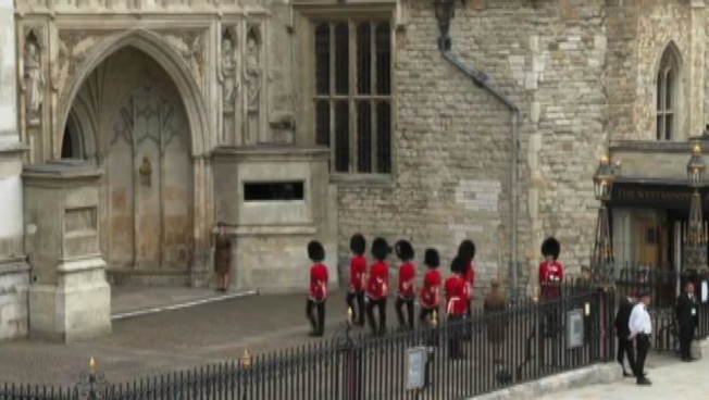 Regina Elisabetta, le guardie aprono i cancelli di Westminster per i funerali