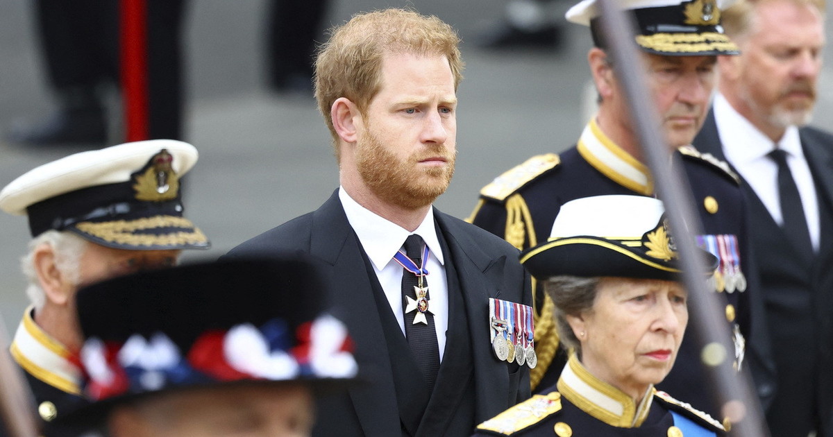Principe Harry, la scelta estrema della Regina: cosa si porta nella tomba per lui