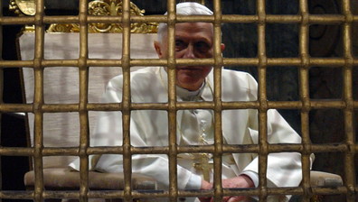 Mons. Gaenswein: con Benedetto XVI o con Bergoglio? La sede impedita spiega il mistero