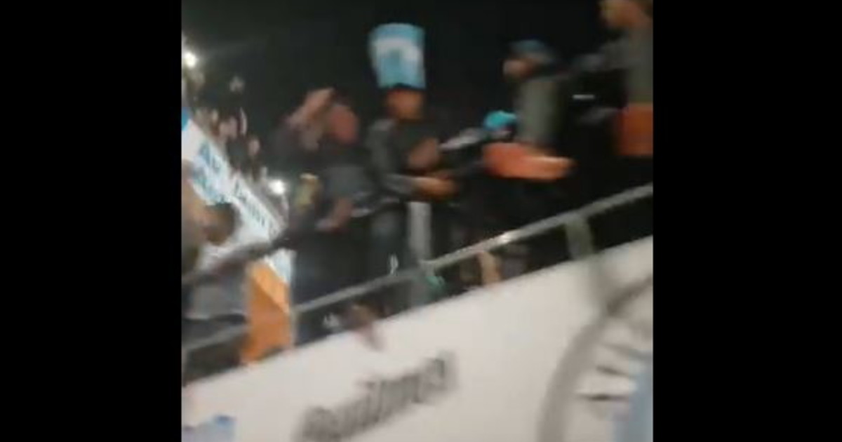 Festeggiano la promozione, Argentina choc: giocatori quasi decapitati sul bus | Video