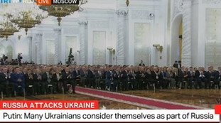 Putin e lo slogan per la guerra nucleare. Annessione, striscione choc al Cremlino