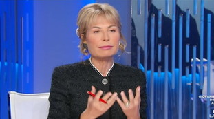 "Io non sono patriota". Lilli Gruber, sfida frontale alla Meloni | <span style=color: rgb(153, 0, 0);>Video</span>