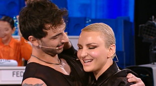 Iene, Arisa sconvolta and in lacrime: "Mi vergogno, pensavo di non farcela" 2 Tieni giù i.... Zerbi geloso di Arisa, scoppia il caos