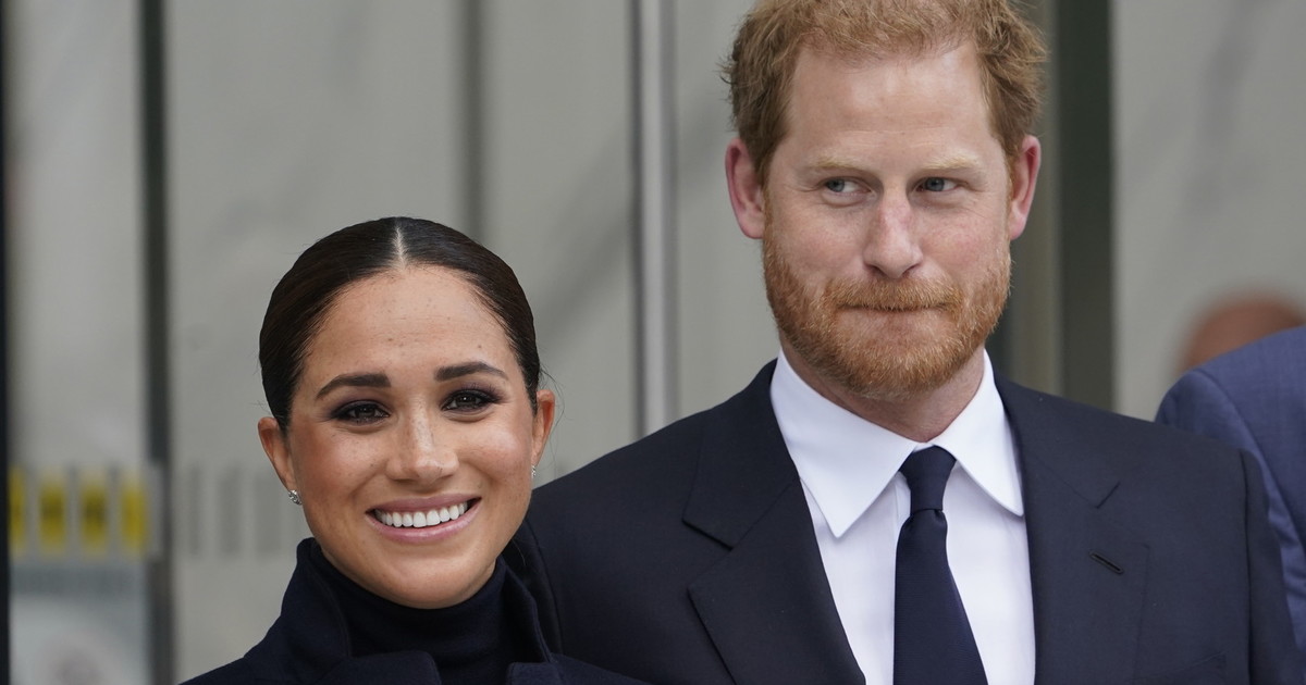 Under a bridge. Harry and Meghan at the gas barrel? The vice that is ruining them