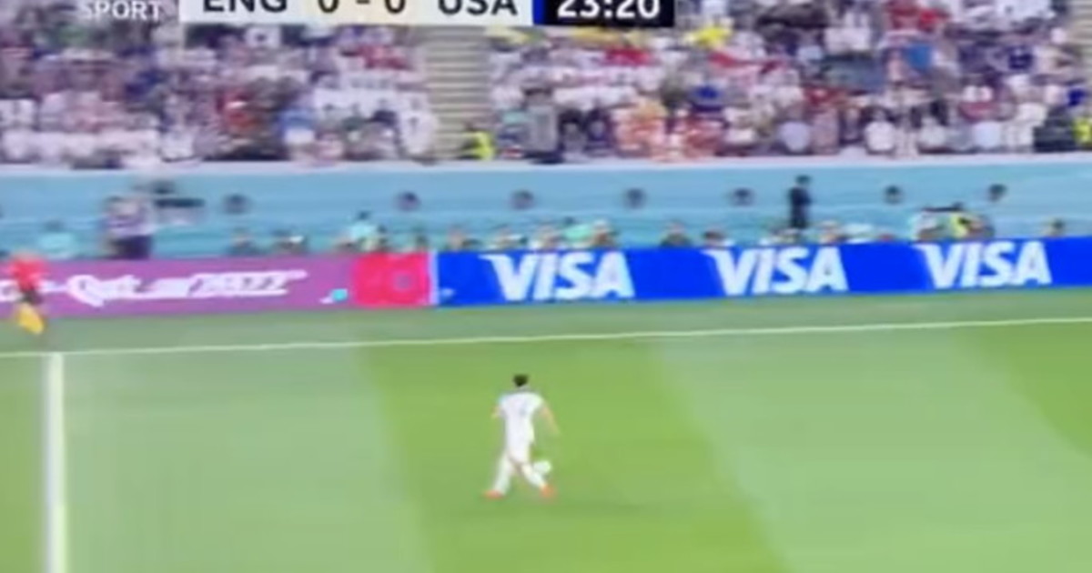 "Fott***". Maguire perseguitato in campo: si sente tutto in mondovisione | Video "Fott***". Maguire perseguitato in campo: si sente tutto in mondovisione | Video