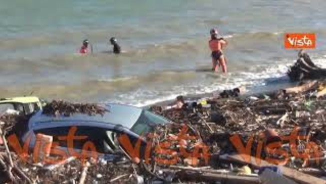 Frana a Ischia, si cercano i dispersi anche in mare Frana a Ischia, si cercano i dispersi anche in mare