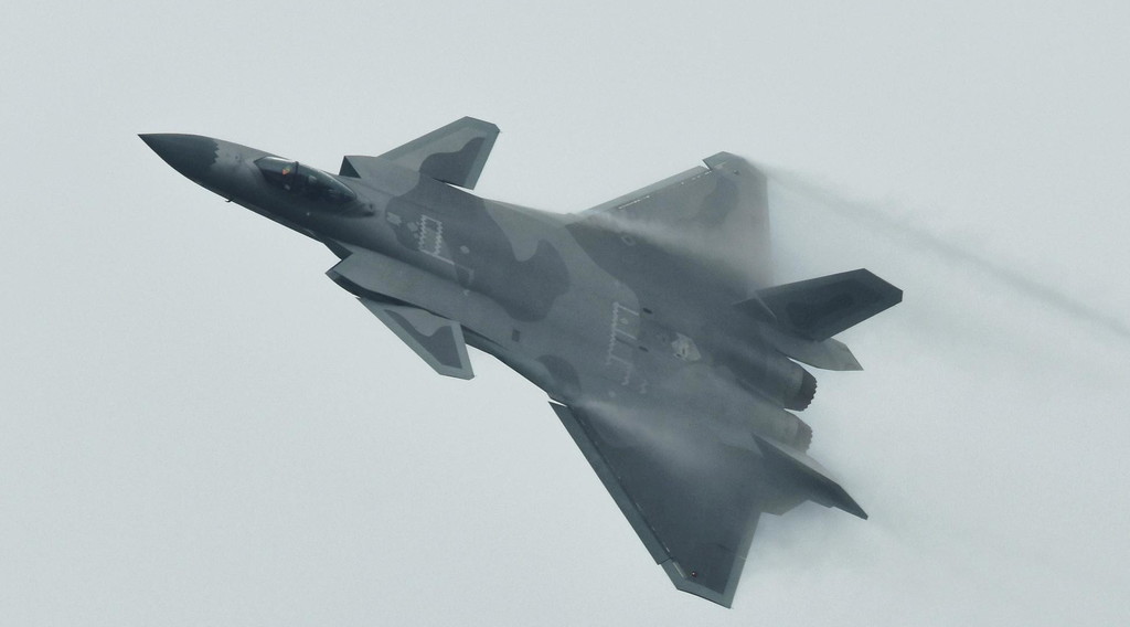 Sono nel nostro spazio aereo: si alzano i caccia, sfida totale di Russia e Cina