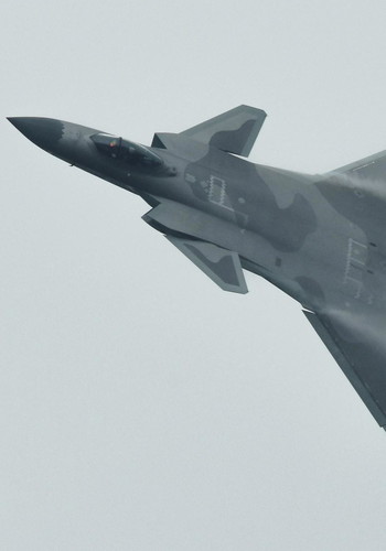 Sono nel nostro spazio aereo: si alzano i caccia, sfida totale di Russia e Cina