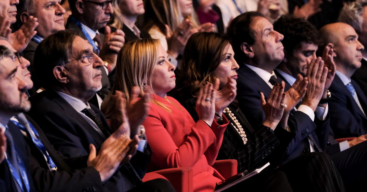 Meloni invincibile: dove vola. E Soumahoro ammazza la sinistra: il sondaggio Meloni invincibile: dove vola. E Soumahoro ammazza la sinistra: il sondaggio