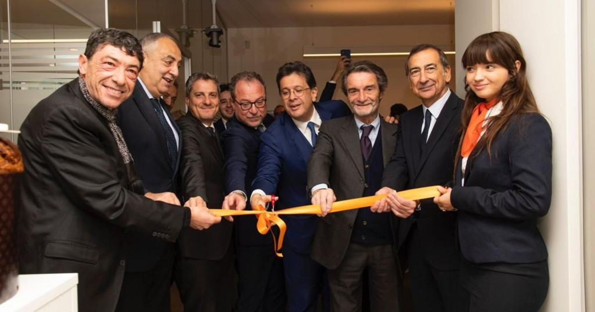Taglio del nastro per la nuova redazione milanese dell Taglio del nastro per la nuova redazione milanese dell