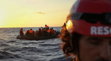 Vi spiego il patto tra scafisti e Ong: la denuncia-choc di un sopravvissuto