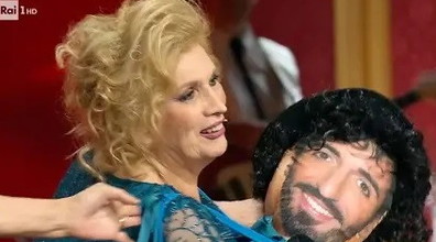 Portatelo a letto, magari funziona!: Iva Zanicchi umilia Selvaggia Lucarelli