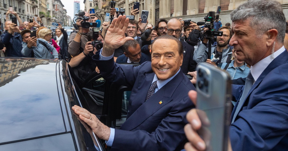 "Non so come sia possibile...": clamoroso, a chi ha telefonato Silvio Berlusconi "Non so come sia possibile...": clamoroso, a chi ha telefonato Silvio Berlusconi