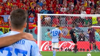 Occhio al portiere marocchino: il trucchetto che ha mandato in tilt gli spagnoli | Video
