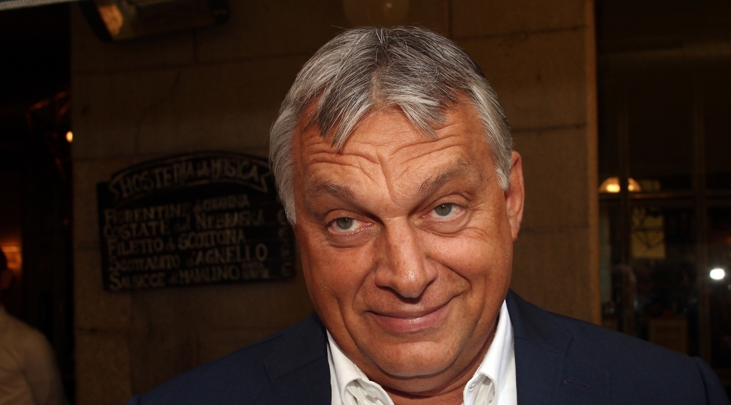 Non eravate preoccupati?: mazzette dal Qatar, Orban umilia la Ue con una foto | Guarda