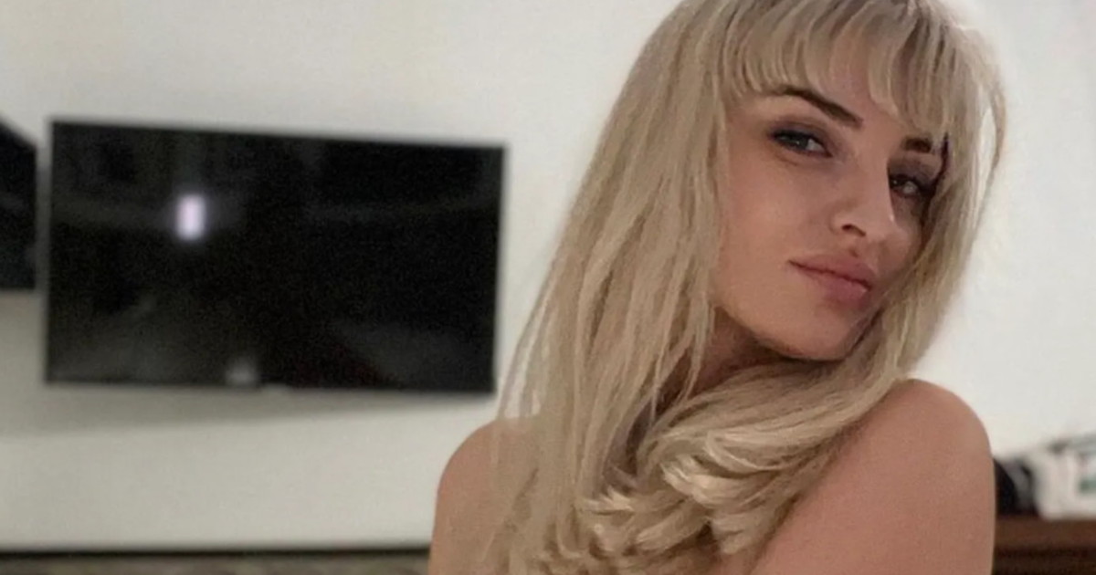 Mi mostri il seno?. E Arisa risponde così: una foto strepitosa | Guarda