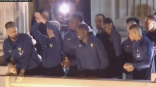 Altra umiliazione per Macron: accoglie la Francia? Mbapp&egrave; sbotta ancora | <span style=color: rgb(153, 0, 0);>Video</span>