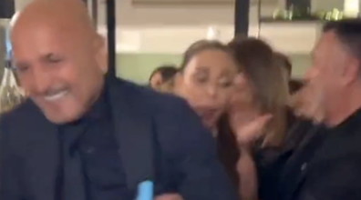 Belen Rodriguez afferra Spalletti: cosa lo costringe a fare | Video