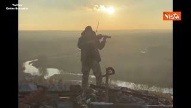 Ucraina, il musicista-soldato suona il violino nella città liberata