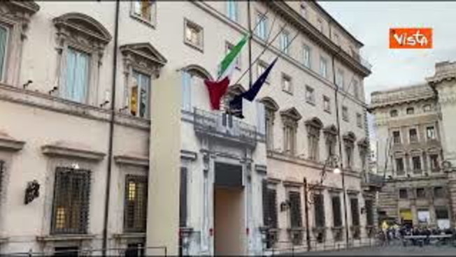 Bandiere a mezz'asta a Palazzo Chigi in segno di lutto per i funerali di Papa Benedetto XVI
