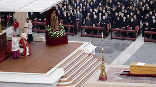 Truffa e sfregio a Ratzinger morto: cos'è accaduto durante i funerali