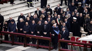 Rissa al funerale di Ratzinger, irrompono i gendarmi: cosa non avete visto