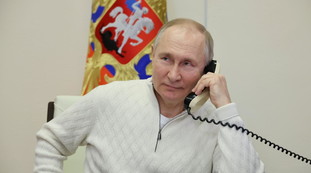 Ecco chi candidano al Nobel per la pace: Vladimir Putin se la ride | <span style=color: rgb(153, 0, 0);>Guarda</span>