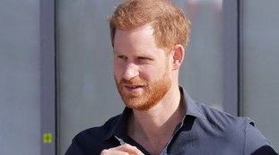 La risposta choc alla Regina e il sesso: il segreto inconfessabile di Harry