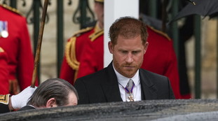 Harry se ne va? E Re Carlo brinda con queste parole: qualcosa di sconvolgente