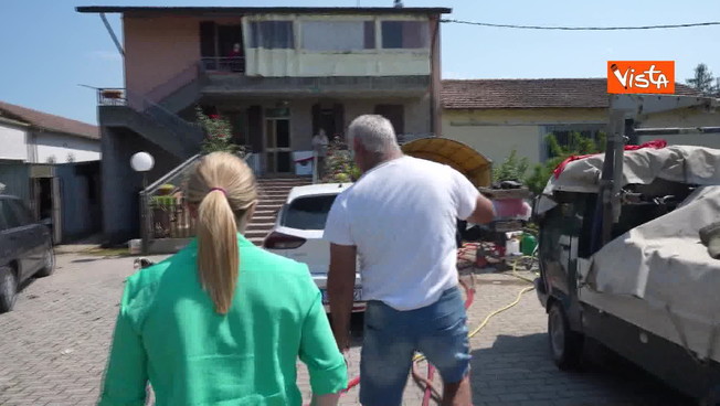 Meloni in Emilia Romagna, visita una casa allagata e parla con i ...