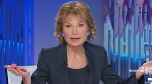 “La morte è una livella: Lilli Gruber si scatena contro Silvio Berlusconi