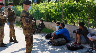 Migranti stanchi di camminare? Botte a loro, farmaci ai figli: orrore a Trieste