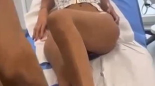 Lei in slip, Corona osceno: Porco d*** apri le cosce: chi è la ragazza (famossima), video scandalo
