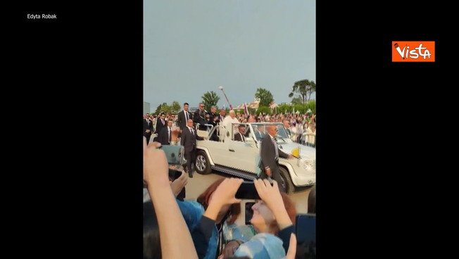 Papa Francesco, l'arrivo a Fatima: come lo accolgono i fedeli